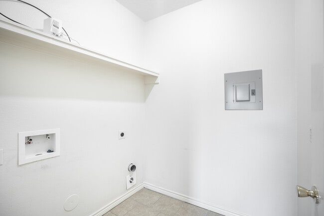 The Red Rose Of Texas Apartments in Clute, TX - Foto de edificio - Interior Photo