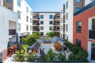 1860 N Western Ave in Los Angeles, CA - Foto de edificio - Building Photo