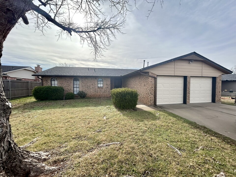 7018 SW Chaucer Dr in Lawton, OK - Building Photo