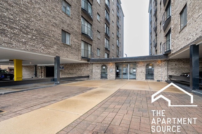 2300 N Harlem Ave, Unit 404 in Elmwood Park, IL - Building Photo - Building Photo