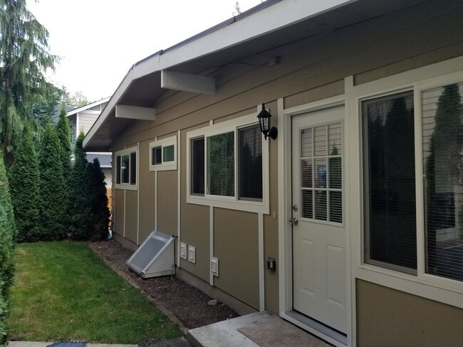 14244 SE Allen Rd, Unit upper in Bellevue, WA - Building Photo - Building Photo
