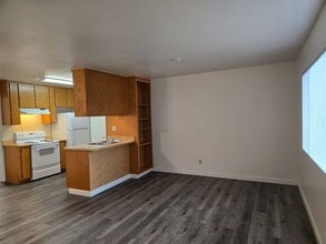 Cedarwood Apartments in Modesto, CA - Building Photo - Interior Photo