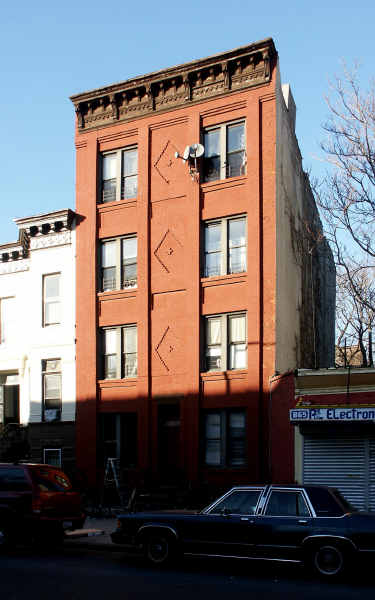 863 Hancock St in Brooklyn, NY - Building Photo