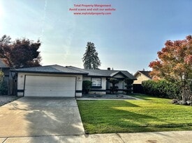 5145 W Iris Ct in Visalia, CA - Building Photo