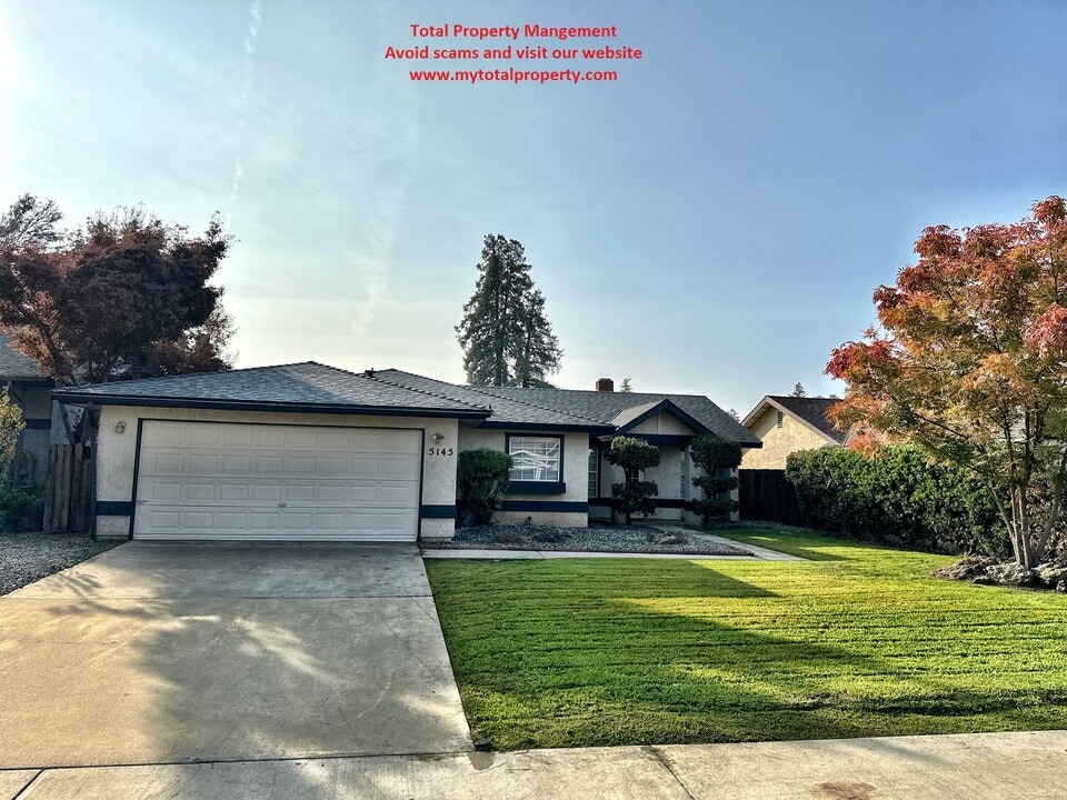 5145 W Iris Ct in Visalia, CA - Building Photo