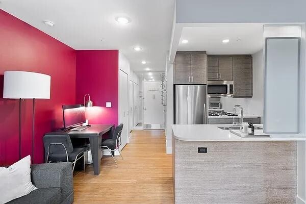 305 W 16th St in New York, NY - Building Photo