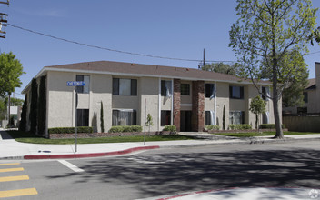 24522 Chestnut St in Newhall, CA - Foto de edificio - Building Photo