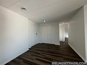 53 Hill Rd, Unit 712 in Belmont, MA - Foto de edificio - Building Photo