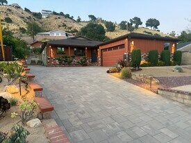 2746 N Kenneth Rd in Burbank, CA - Building Photo