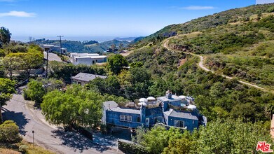 2851 Seabreeze Dr in Malibu, CA - Building Photo - Building Photo