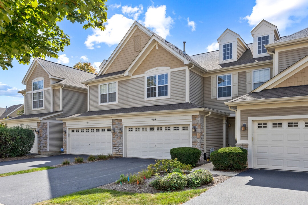 419 Vaughn Cir in Aurora, IL - Building Photo