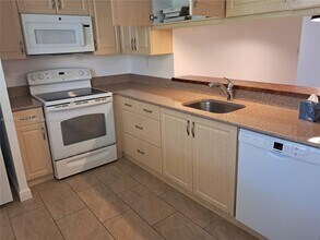 3559 Magellan Cir in Aventura, FL - Foto de edificio - Building Photo