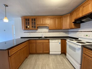 368 Elliot St in Newton, MA - Foto de edificio - Building Photo