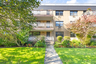 The Carlyle in Great Neck, NY - Building Photo - Building Photo