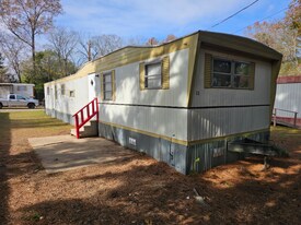 413 Miller St in White Oak, TX - Building Photo