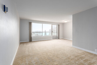 Skyline House Apartments in Seattle, WA - Building Photo - Interior Photo