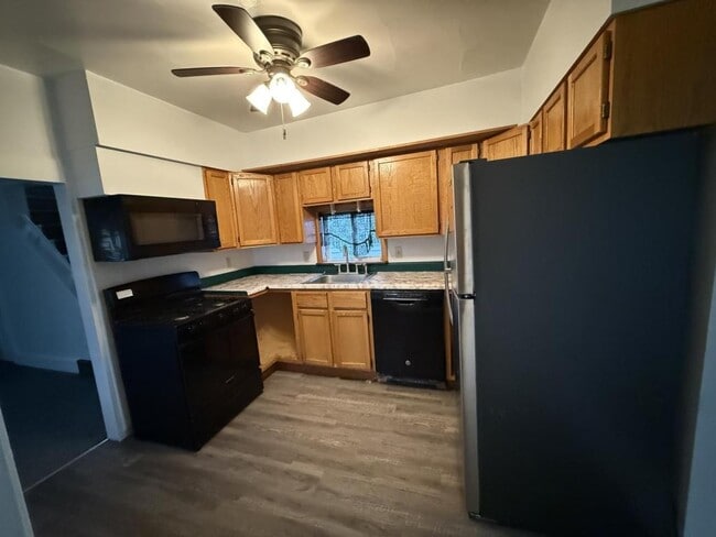 906 E 9th St in Muscatine, IA - Building Photo - Building Photo