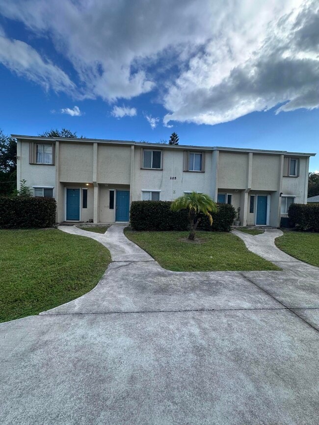 205 Southland Dr in Fort Pierce, FL - Building Photo - Building Photo