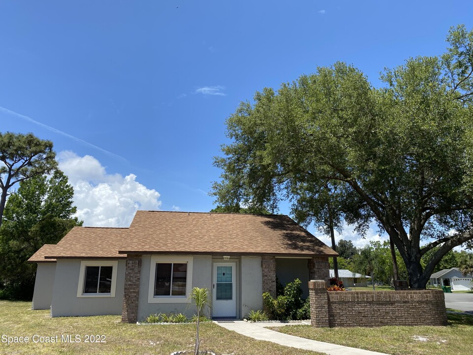 747 Samuel Chase Ln in Melbourne, FL - Building Photo