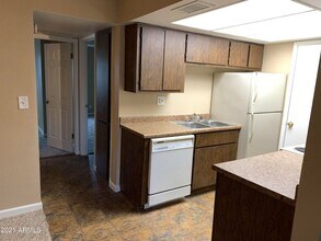 2217 E Cactus Rd in Phoenix, AZ - Building Photo - Building Photo
