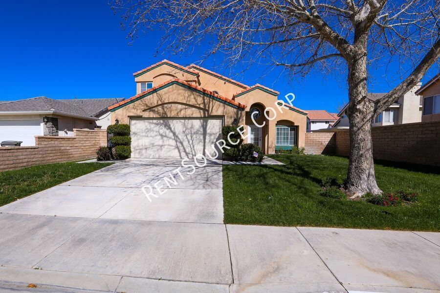 45652 St Andrews St in Lancaster, CA - Foto de edificio