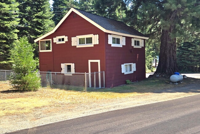 233 Peninsula Dr in Westwood, CA - Building Photo - Building Photo