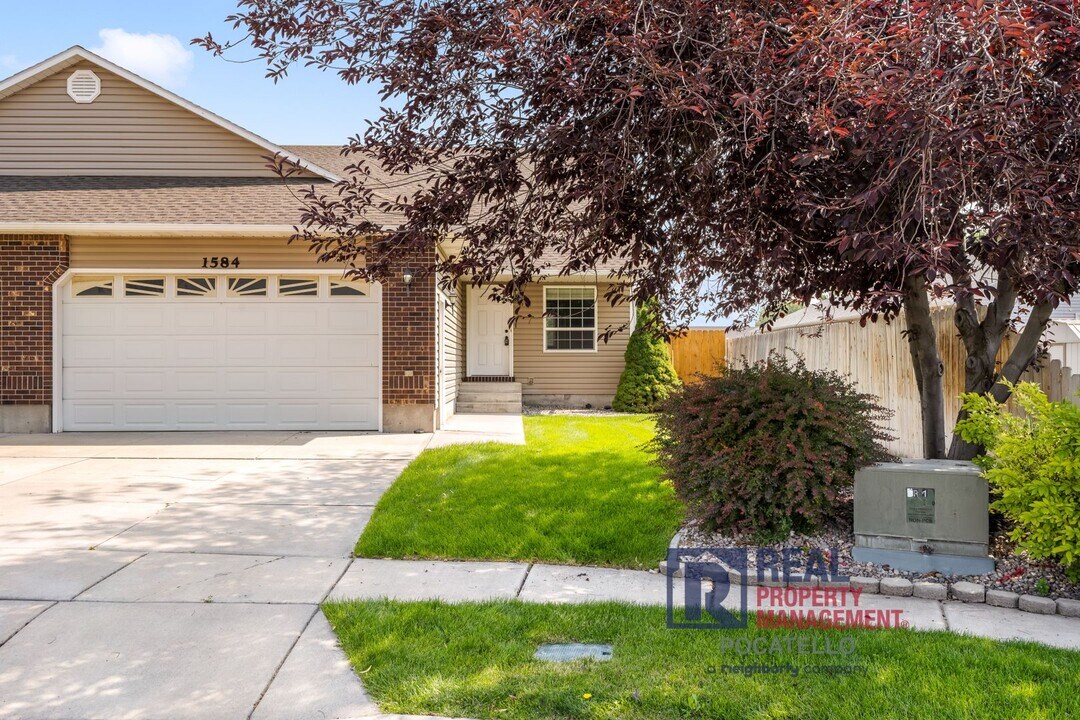 1584 Dustin Cir in Pocatello, ID - Building Photo