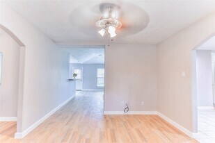 7110 Yardley Dr in Katy, TX - Building Photo