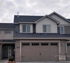 2084 W Pine Ave in Meridian, ID - Building Photo