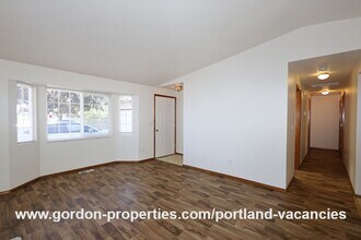 9641 SE Schiller St in Portland, OR - Building Photo - Building Photo