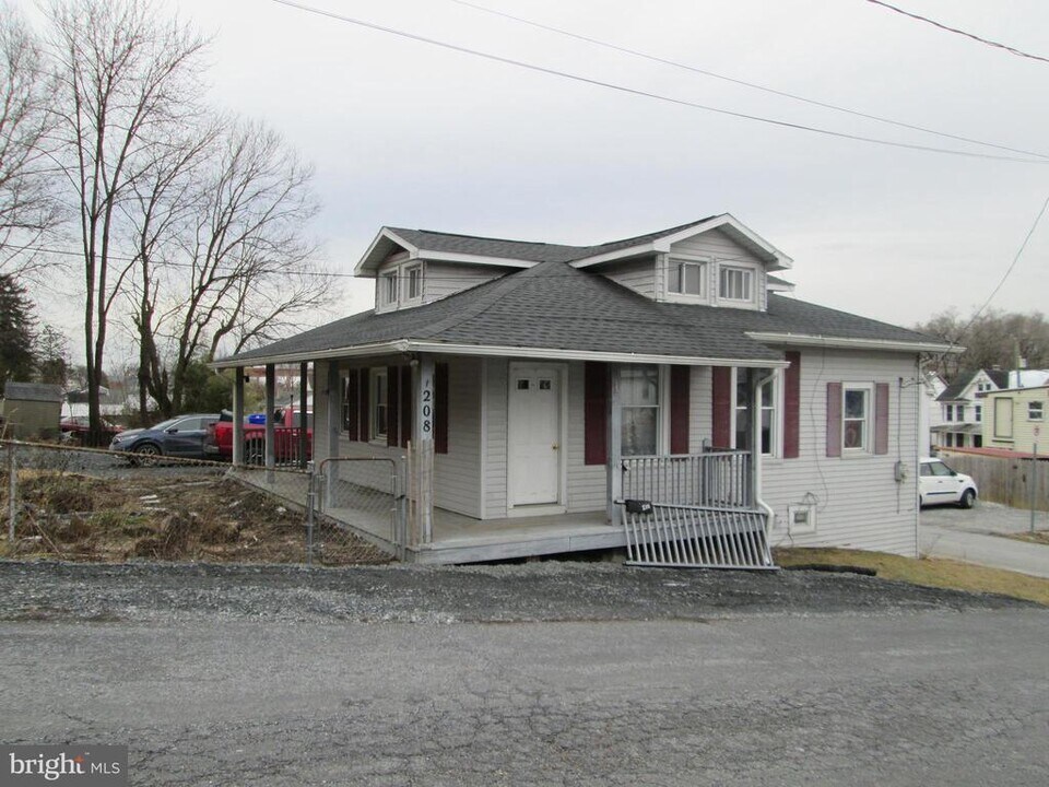 1208 Locust St in Enola, PA - Building Photo