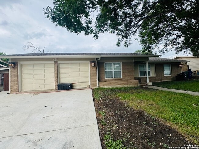 335 Pinewood Ln in San Antonio, TX - Building Photo - Building Photo