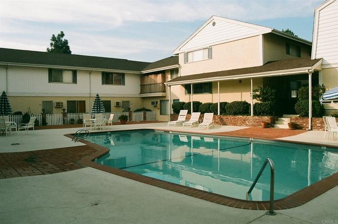 4800 Williamsburg Ln in La Mesa, CA - Building Photo