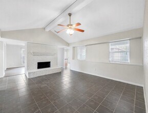 817 Willow Creek Dr in La Porte, TX - Building Photo - Building Photo