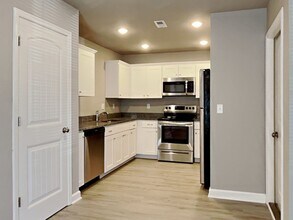 106 SW Sunflower St in Blue Springs, MO - Building Photo - Building Photo