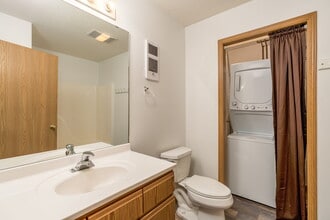 121 Balcerzak Dr in Mankato, MN - Building Photo - Building Photo