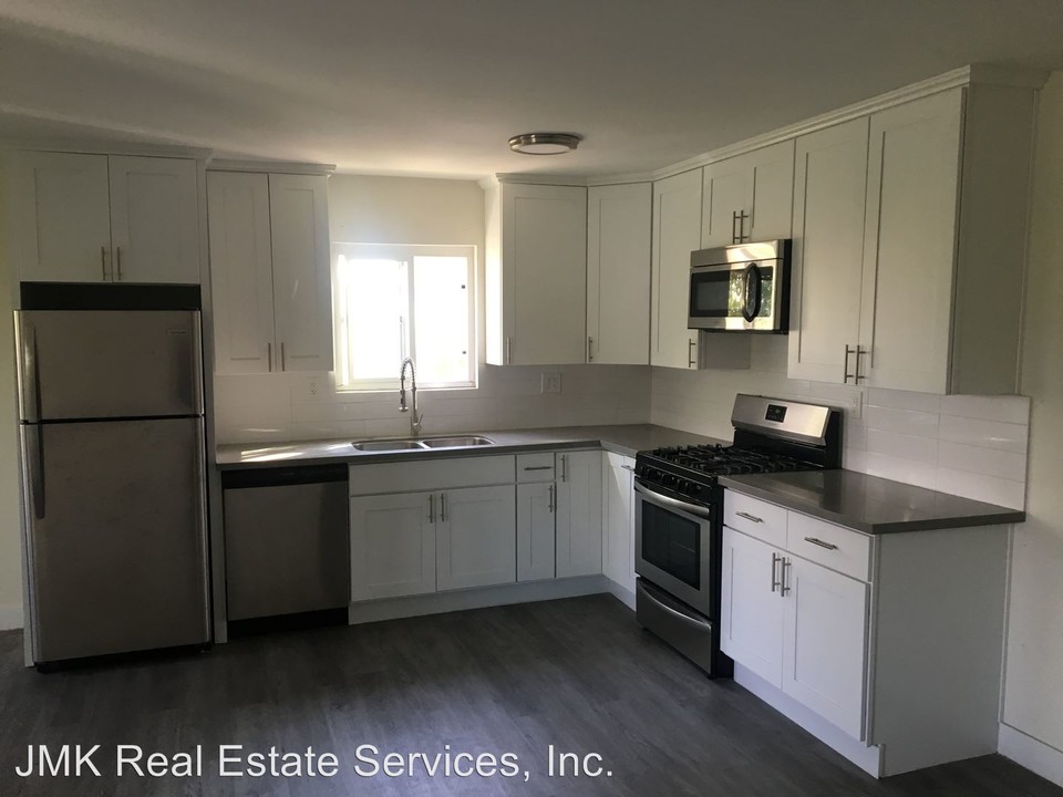 631 E Elk Ave in Glendale, CA - Building Photo
