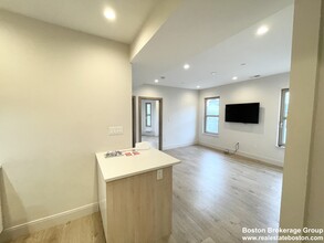 118 Buttonwood St, Unit 2 in Boston, MA - Building Photo - Building Photo