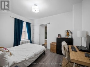 2243 Dundas St W in Toronto, ON - Building Photo - Building Photo