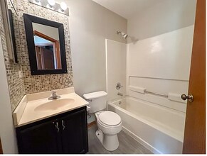 2462 Frost Dr in Aurora, IL - Building Photo - Building Photo