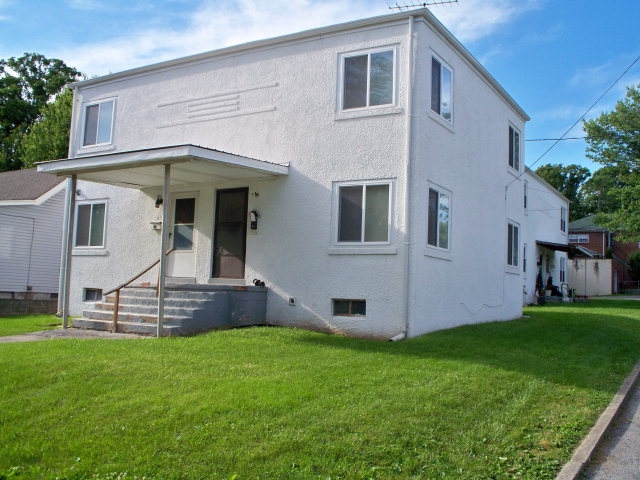 1906 W Main St in Princeton, WV - Building Photo