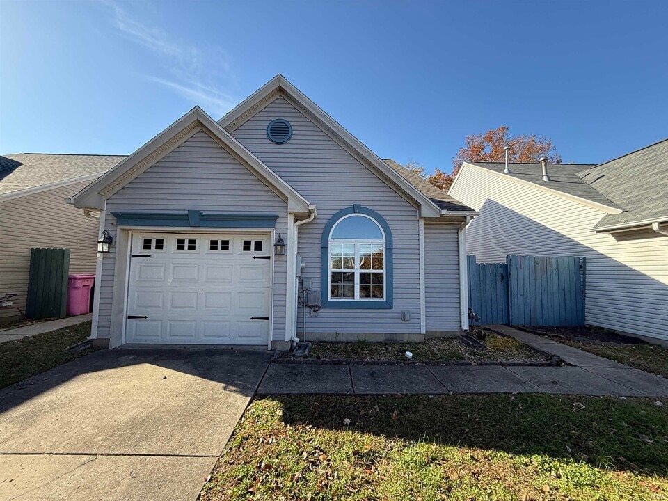 5839 River Walk Cir in Newburgh, IN - Building Photo