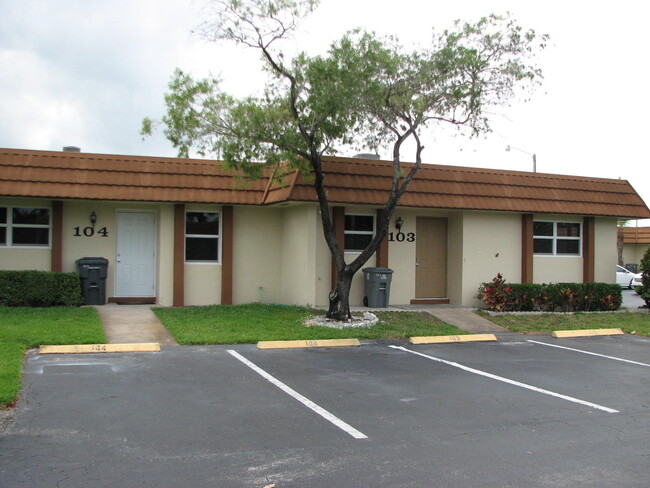 5780 Fernley Dr W-Unit -104 in West Palm Beach, FL - Building Photo - Building Photo