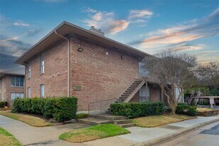 10530 Stone Canyon Rd in Dallas, TX - Building Photo