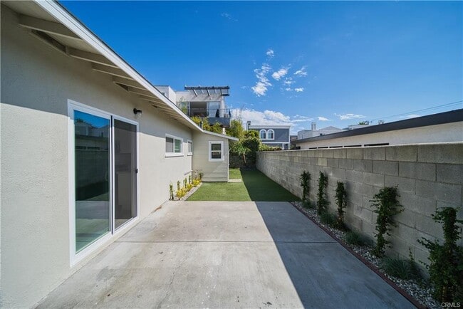 property at 926 Manhattan Beach Blvd