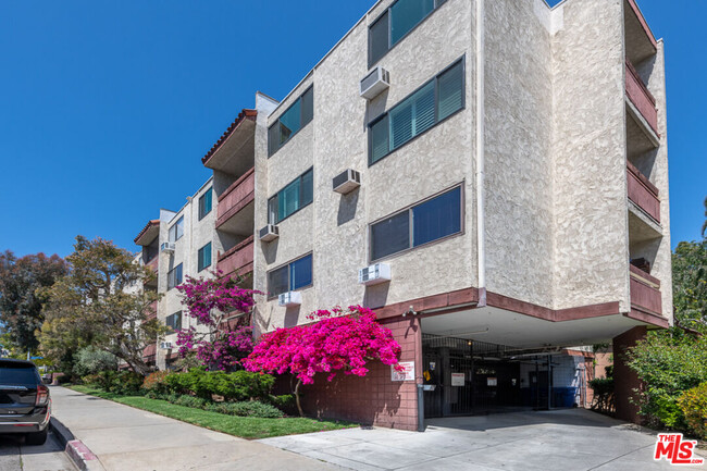 530 S Barrington Ave in Los Angeles, CA - Building Photo - Building Photo