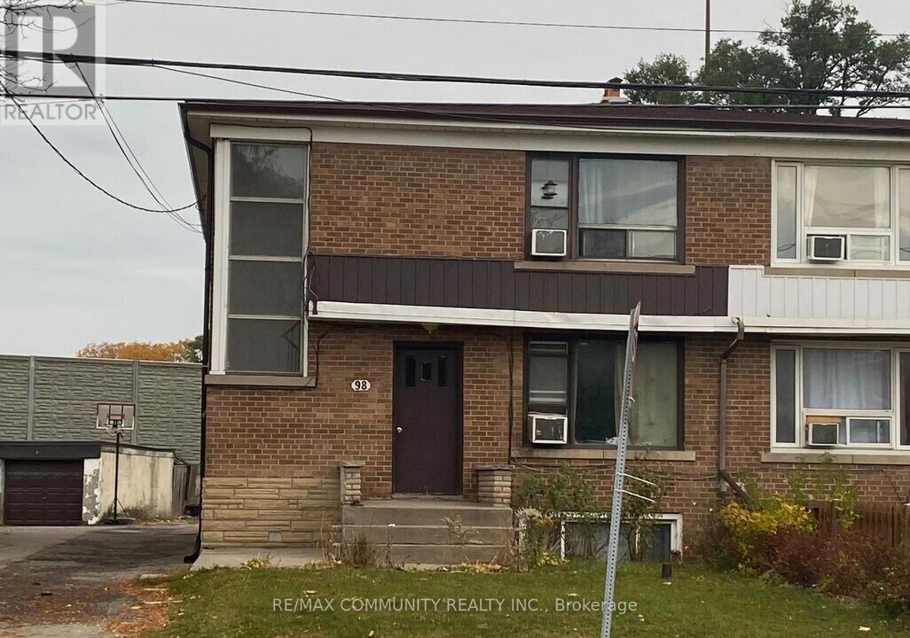 98 Neptune Dr in Toronto, ON - Building Photo
