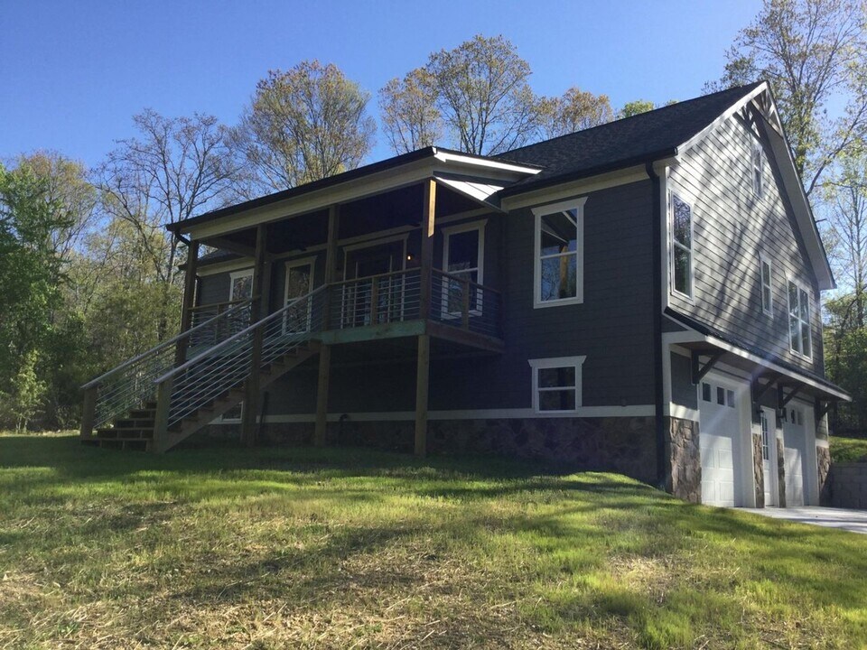 7021 Shirley Pond Rd in Harrison, TN - Building Photo