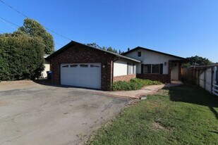 655 Las Tablas Rd in Templeton, CA - Building Photo