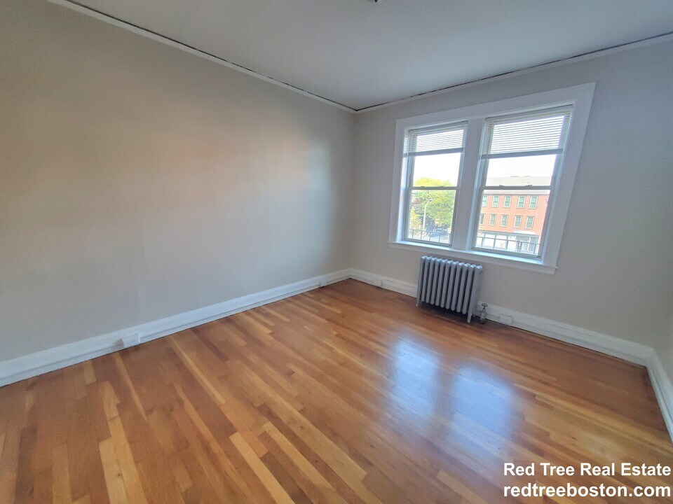 4 Cogswell Ave in Cambridge, MA - Building Photo